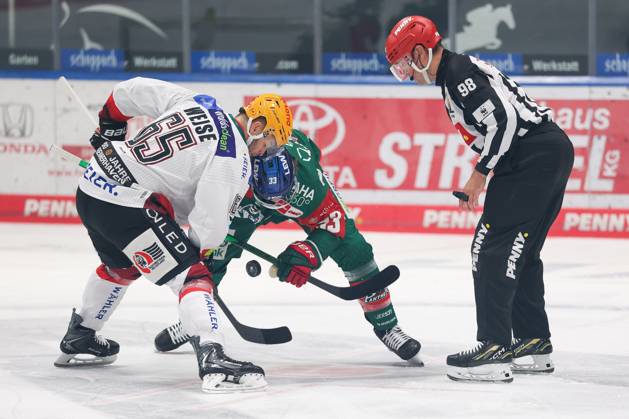 Bully, Christian Wejse (Fischtown Pinguins 65), Tim Wohlgemuth 33 (Augsburger Panther), Augsburger Panther vs. Fischtown Pinguins, 7. Spieltag, Eishockey, Penny-DEL, 09.10.2026 Augsburg Bayern Deutschland