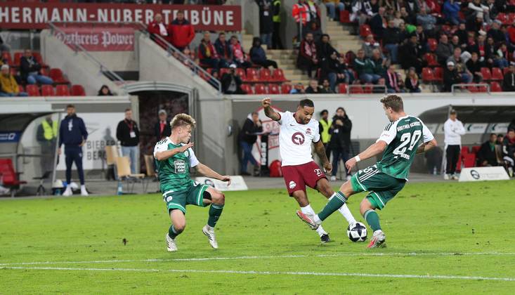 09.10.2026 xmgoodx Offenbach am Main, Plutos Stadion am Bieberer Berg Regionalliga Südwest Saison 2026 2027 Kickers Offenbach (OFC) - FC 08 Homburg Benedikt von Hagen (17, OFC) gegen Julian Günther-Schmidt (Homburg)