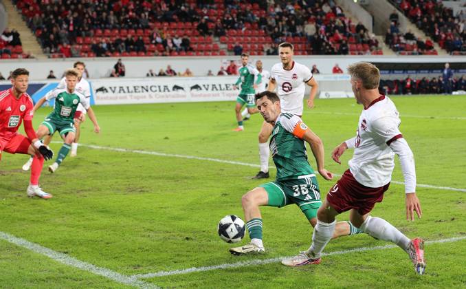 09.10.2026 xmgoodx Offenbach am Main, Plutos Stadion am Bieberer Berg Regionalliga Südwest Saison 2026 2027 Kickers Offenbach (OFC) - FC 08 Homburg Maximilian Schmid (9, OFC) gegen Phillipp Steinhart (Homburg)