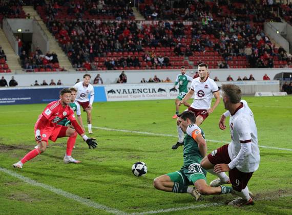 09.10.2026 xmgoodx Offenbach am Main, Plutos Stadion am Bieberer Berg Regionalliga Südwest Saison 2026 2027 Kickers Offenbach (OFC) - FC 08 Homburg Maximilian Schmid (9, OFC) gegen Phillipp Steinhart (Homburg) und Torwart Jonas-Janko Weyand (Homburg)