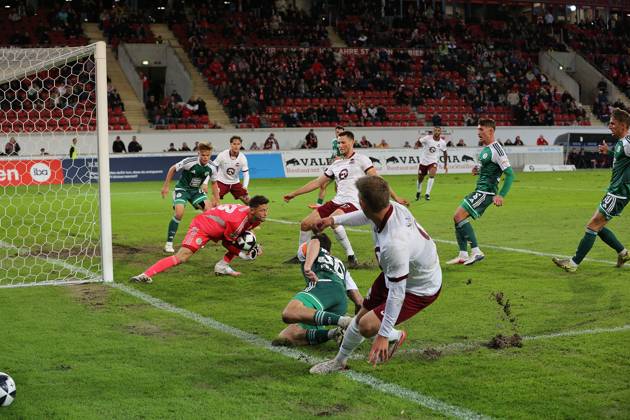 09.10.2026 xmgoodx Offenbach am Main, Plutos Stadion am Bieberer Berg Regionalliga Südwest Saison 2026 2027 Kickers Offenbach (OFC) - FC 08 Homburg Maximilian Schmid (9, OFC) gegen Phillipp Steinhart (Homburg) und Torwart Jonas-Janko Weyand (Homburg)