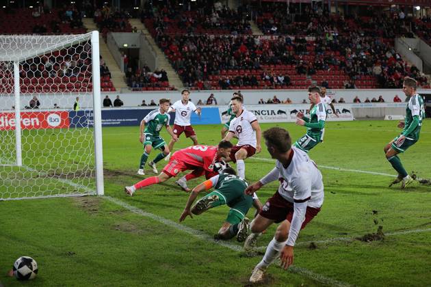 09.10.2026 xmgoodx Offenbach am Main, Plutos Stadion am Bieberer Berg Regionalliga Südwest Saison 2026 2027 Kickers Offenbach (OFC) - FC 08 Homburg Maximilian Schmid (9, OFC) gegen Phillipp Steinhart (Homburg) und Torwart Jonas-Janko Weyand (Homburg)
