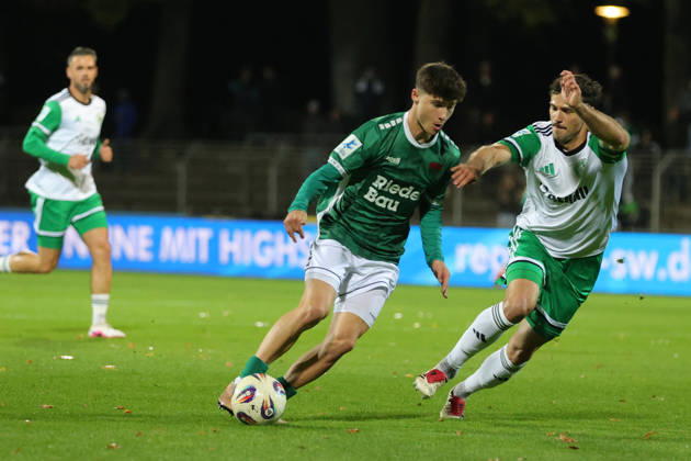 09.10.2026, Fußball, Herren, Regionalliga Bayern, Saison 2026 2027, 13. Spieltag: FC Schweinfurt 05 - SC Eltersdorf Von links: Lauris Bausenwein (FC Schweinfurt 05, 21) gegen Patrick Ort (SC Eltersdorf, 14) Schweinfurt Riedel-Bau-Arena im Sachs-Stadio Bayern Unterfranken Deutschland