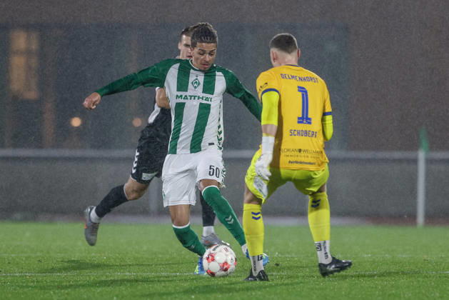 v.li.: Kenny Quetant (SV Werder Bremen II, 50) und Damian Schobert (Torwart, SV Atlas Delmenhorst, 1) im Zweikampf, Duell, Dynamik, Aktion, Action, Spielszene, 09.10.2026, Bremen (Deutschland), Fussball, Regionalliga Nord, SV Werder Bremen II - SV Atlas Delmenhorst