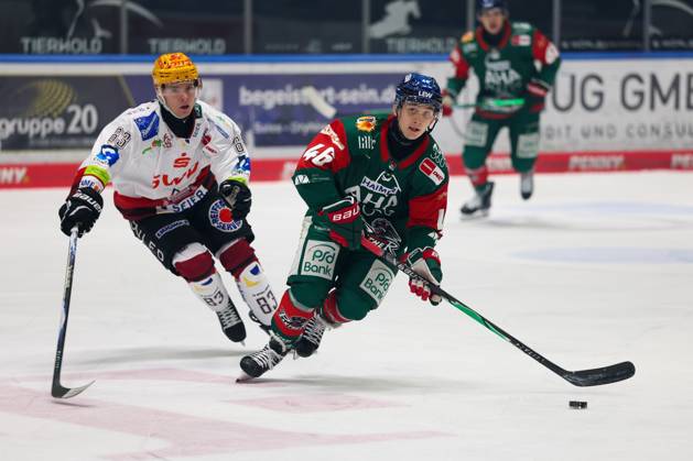 im Zweikampf, Aktion, mit Florian Reinwald (Fischtown Pinguins 83), Moritz Elias 46 (Augsburger Panther), Augsburger Panther vs. Fischtown Pinguins, 7. Spieltag, Eishockey, Penny-DEL, 09.10.2026 Augsburg Bayern Deutschland