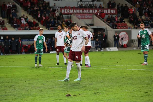 09.10.2026 xmgoodx Offenbach am Main, Plutos Stadion am Bieberer Berg Regionalliga Südwest Saison 2026 2027 Kickers Offenbach (OFC) - FC 08 Homburg Elfmeter für den OFC Maximilian Wolfram (8, OFC) erzielt das TTor zum 1:0