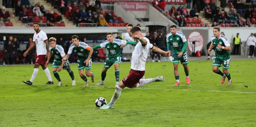 09.10.2026 xmgoodx Offenbach am Main, Plutos Stadion am Bieberer Berg Regionalliga Südwest Saison 2026 2027 Kickers Offenbach (OFC) - FC 08 Homburg Elfmeter für den OFC Maximilian Wolfram (8, OFC) erzielt das TTor zum 1:0