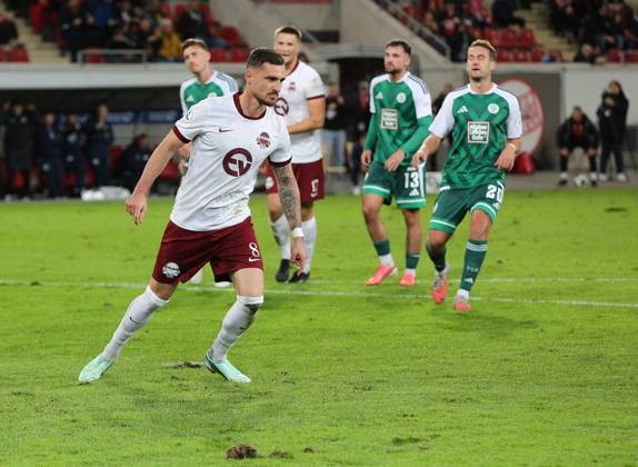 09.10.2026 xmgoodx Offenbach am Main, Plutos Stadion am Bieberer Berg Regionalliga Südwest Saison 2026 2027 Kickers Offenbach (OFC) - FC 08 Homburg Elfmeter für den OFC Maximilian Wolfram (8, OFC) erzielt das TTor zum 1:0 Torjubel