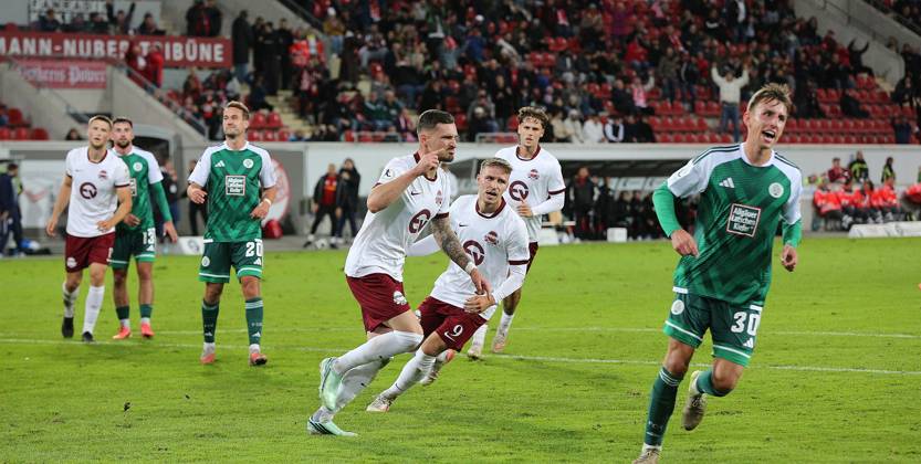 09.10.2026 xmgoodx Offenbach am Main, Plutos Stadion am Bieberer Berg Regionalliga Südwest Saison 2026 2027 Kickers Offenbach (OFC) - FC 08 Homburg Elfmeter für den OFC Maximilian Wolfram (8, OFC) erzielt das TTor zum 1:0 Torjubel