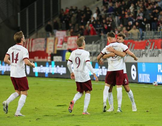 09.10.2026 xmgoodx Offenbach am Main, Plutos Stadion am Bieberer Berg Regionalliga Südwest Saison 2026 2027 Kickers Offenbach (OFC) - FC 08 Homburg Elfmeter für den OFC Maximilian Wolfram (8, OFC) erzielt das TTor zum 1:0 Torjubel
