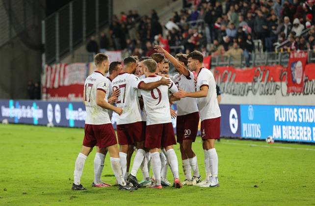 09.10.2026 xmgoodx Offenbach am Main, Plutos Stadion am Bieberer Berg Regionalliga Südwest Saison 2026 2027 Kickers Offenbach (OFC) - FC 08 Homburg Elfmeter für den OFC Maximilian Wolfram (8, OFC) erzielt das TTor zum 1:0 Torjubel