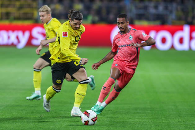 Fußball 1. Bundesliga 5. Spieltag Borussia Dortmund - SV Werder Bremen am 09.10.2026 im Signal Iduna Park in Dortmund Marcel Sabitzer ( Dortmund ), links - Arthur ( Bremen ), rechts DFL regulations prohibit any use of photographs as image sequences and or quasi-video.
