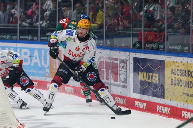 im Zweikampf, Aktion, mit Ludwig Bystroem (Fischtown Pinguins 17), Augsburger Panther vs. Fischtown Pinguins, 7. Spieltag, Eishockey, Penny-DEL, 09.10.2026 Augsburg Bayern Deutschland