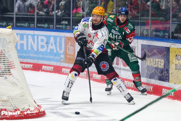 im Zweikampf, Aktion, mit Ludwig Bystroem (Fischtown Pinguins 17), Tim Wohlgemuth 33 (Augsburger Panther), Augsburger Panther vs. Fischtown Pinguins, 7. Spieltag, Eishockey, Penny-DEL, 09.10.2026 Augsburg Bayern Deutschland