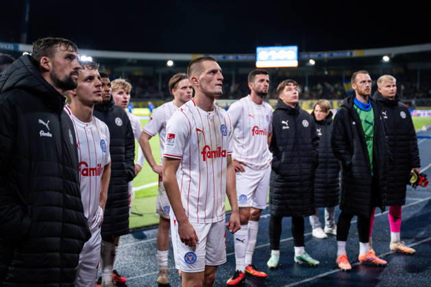 09.10.2026, Fussball, 2. Bundesliga, Eintracht Braunschweig - Holstein Kiel, Die Spieler bekommen von den mitgereisten Fans eine Ansage, Jonas Meffert (Holstein Kiel), Ivan NekiÄ‡ (Holstein Kiel) xRHR-FOTO DEx Copyright: TeresaxKroeger RHR-FOTOx RHR-FOTO DE