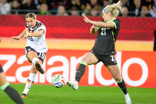 Fußball, Nationalmanschaft Freundschaftsspiel Frauen, 20261009, Deutschland - Australien. Im Bild v.l. Klara Bühl (Deutschland), Ellie Carpenter (Australien). Karlsruhe BBBank Wildpark Baden-Württemberg Deutschland Copyright: Passion2Press MarkusxFischerx