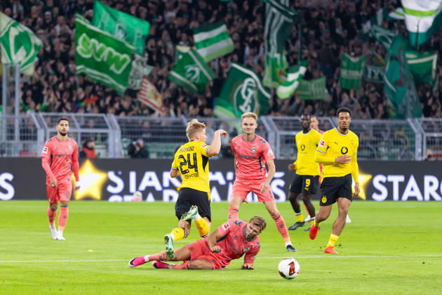 Dortmund, Deutschland 09. Oktober 2026: 1. BL - 2026 2027 - Sp. 5 - Borussia Dortmund gegen SV Werder Bremen Im Bild: v. li. im Zweikampf Daniel Svensson (BVB) und Daniel Svensson (BVB) DFL DFB regulations prohibit any use of photographs as image sequences and or quasi-video. Signal Iduna Park Nordrhein Westfalen Copyright: xFotostandx xZeisingx