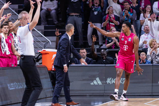 easyCredit Basketball Bundesliga, Telekom Baskets Bonn vs. Science City Jena, 09.10.2026 Marcus Foster(Telekom Baskets Bonn 0) feiert einen Dreier mit der Bank -- easyCredit Basketball Bundesliga, Telekom Baskets Bonn vs. Science City Jena, 09.10.2026, Telekom Dome Bonn Copyright: xBEAUTIFULxSPORTS Derixx