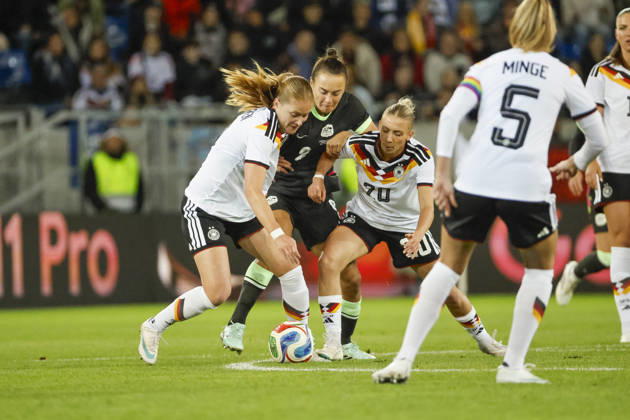 Sjoeke Nüsken, Nusken (Deutschland, 09), Caitlin Foord (Australien, 09) und Elisa Senß, Senss (Deutschland, 20) im Kampf um den Ball , Deutschland, Fussball, Frauen, Freundschaftsspiel, 2026, Deutschland vs. Australien, 09.10.2026, Karlsruhe BBBank Wildpark Deutschland Copyright: xGrantxHubbsx