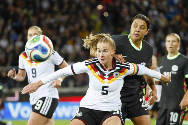 Janina Minge (Deutschland, 05) und Samantha Kerr (Australien, 20) im Zweikampf , Deutschland, Fussball, Frauen, Freundschaftsspiel, 2026, Deutschland vs. Australien, 09.10.2026, Karlsruhe BBBank Wildpark Deutschland Copyright: xGrantxHubbsx