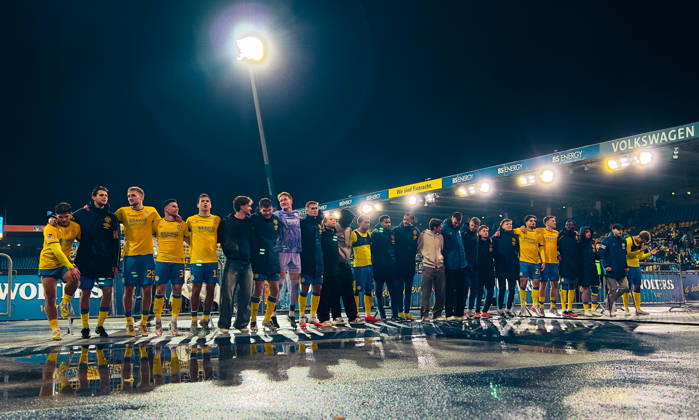 Deutschland: Fussball 2. Bundesliga 2026 2027, 7. Spieltag - Eintracht Braunschweig vs Holstein Kiel - Eintracht-Stadion (Braunschweig): Jubel vor der Fankurve Mannschaftsfoto, Totale Eintracht Braunschweig Copyright: xAymanxAlahmedx