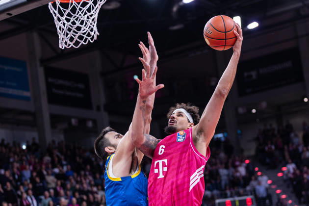 easyCredit Basketball Bundesliga, Telekom Baskets Bonn vs. Science City Jena, 09.10.2026 Michael Kessens (Telekom Baskets Bonn 6) und Alex Herrera (Science City Jena 41) -- easyCredit Basketball Bundesliga, Telekom Baskets Bonn vs. Science City Jena, 09.10.2026, Telekom Dome Bonn Copyright: xBEAUTIFULxSPORTS Derixx