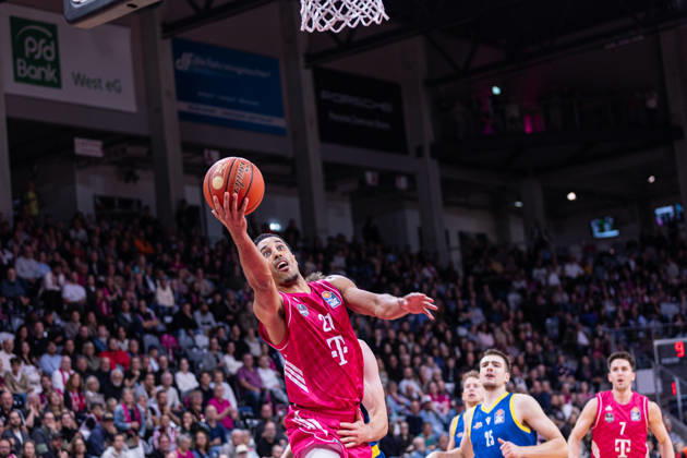 easyCredit Basketball Bundesliga, Telekom Baskets Bonn vs. Science City Jena, 09.10.2026 Joel Aminu (Telekom Baskets Bonn 21) punktet in Bedrängnis -- easyCredit Basketball Bundesliga, Telekom Baskets Bonn vs. Science City Jena, 09.10.2026, Telekom Dome Bonn Copyright: xBEAUTIFULxSPORTS Derixx