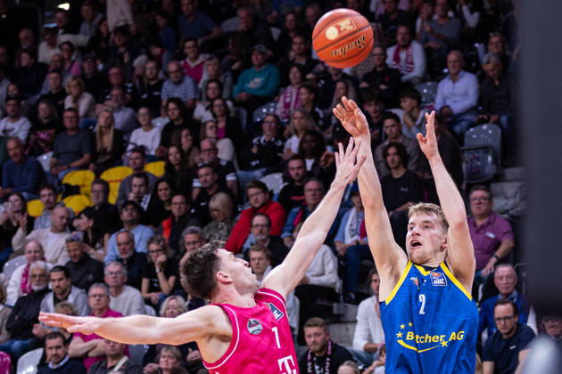 easyCredit Basketball Bundesliga, Telekom Baskets Bonn vs. Science City Jena, 09.10.2026 Raphael Falkenthal (Science City Jena 2) gegen Grayson Murphy (Telekom Baskets Bonn 7) -- easyCredit Basketball Bundesliga, Telekom Baskets Bonn vs. Science City Jena, 09.10.2026, Telekom Dome Bonn Copyright: xBEAUTIFULxSPORTS Derixx