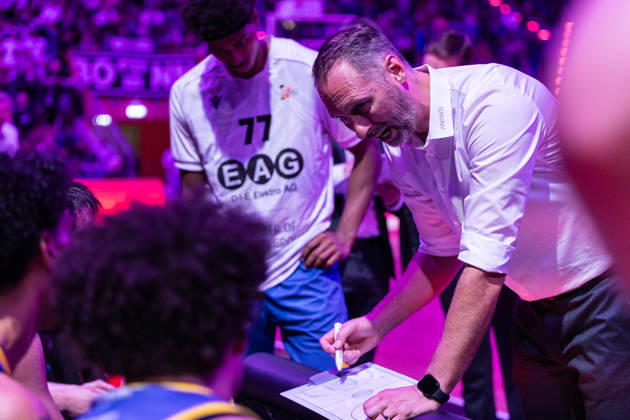 easyCredit Basketball Bundesliga, Telekom Baskets Bonn vs. Science City Jena, 09.10.2026 Steven Esterkamp (Science City Jena - Head Coach) in der Auszeit -- easyCredit Basketball Bundesliga, Telekom Baskets Bonn vs. Science City Jena, 09.10.2026, Telekom Dome Bonn Copyright: xBEAUTIFULxSPORTS Derixx