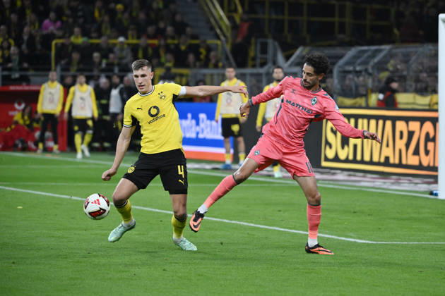 Nico Schlotterbeck (Borussia Dortmund), li., gegen Eren Dinkci (Werder Bremen) 09.10.2026, Fussball 1. Bundesliga, Saison 2026 2027, 5. Spieltag, Borussia Dortmund - SV Werder Bremen DFL regulations prohibit any use of photographs as image sequences and or quasi-video Dortmund Signal Iduna Park Nordrhein Westfalen Deutschland