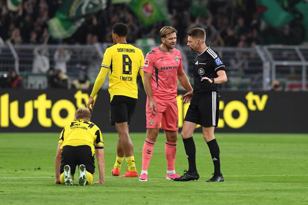 Niclas Fuellkrug (Werder Bremen) spricht mit Schiedsrichter Christian Dingert waehrend des Spiels der 1. Bundesliga zwischen Borussia Dortmund und SV Werder Bremen, Signal Iduna Park am 09. October 2026 in Dortmund, Deutschland. (Foto von Ralf Treese DeFodi Images) +++ Niclas Fuellkrug (Werder Bremen) speaks with Schiedsrichter Christian Dingert during the Bundesliga match between Borussia Dortmund and SV Werder Bremen at Signal Iduna Park on October 9, 2026 in Dortmund, Germany. (Photo by Ralf Treese DeFodi Images) DFB DFL REGULATIONS PROHIBIT ANY USE OF PHOTOGRAPHS AS IMAGE SEQUENCES AND OR QUASI-VIDEO. (Photo by Ralf Treese DeFodi Images) -