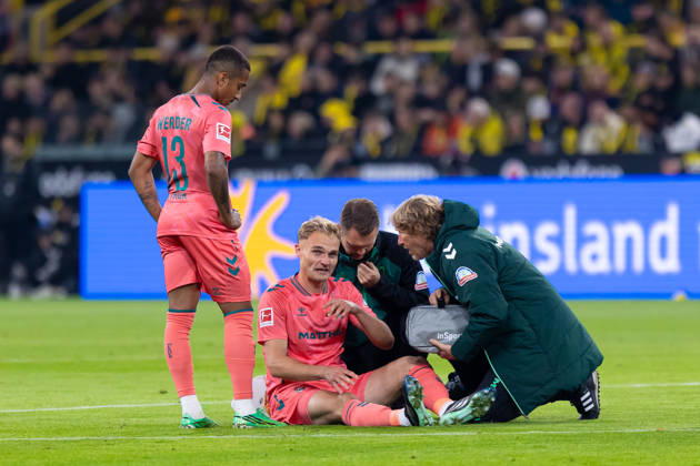 Dortmund, Deutschland 09. Oktober 2026: 1. BL - 2026 2027 - Sp. 5 - Borussia Dortmund gegen SV Werder Bremen Im Bild: Amos Pieper (SVW) sitzt verletzt am Boden, v.li. Arthur (SVW) , Amos Pieper (SVW) DFL DFB regulations prohibit any use of photographs as image sequences and or quasi-video. Signal Iduna Park Nordrhein Westfalen Copyright: xFotostandx xZeisingx