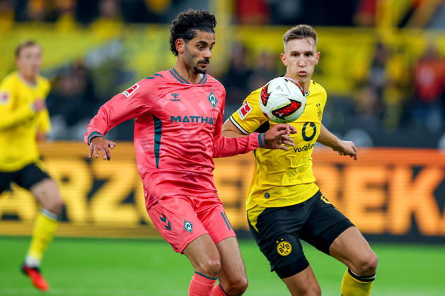09.10.2026, Fußball, Borussia Dortmund - SV Werder Bremen, 1. Fußball Bundesliga, 05. Spieltag, Signal Iduna Park, Saison 2026 27: Eren Dinkci (Werder Bremen 18) im Zweikampf gegen Nico Schlotterbeck (BVB 04) DFB regulations prohibit any use of photographs as image sequences and or quasi-video. Nordrhein-Westfalen Deutschland
