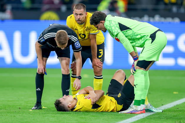 09.10.2026, Fußball, Borussia Dortmund - SV Werder Bremen, 1. Fußball Bundesliga, 05. Spieltag, Signal Iduna Park, Saison 2026 27: Nico Schlotterbeck (BVB 04) liegt mit Schmerzen auf dem Spielfeld Mimik Verletzung verletzt Schulter DFB regulations prohibit any use of photographs as image sequences and or quasi-video. Nordrhein-Westfalen Deutschland