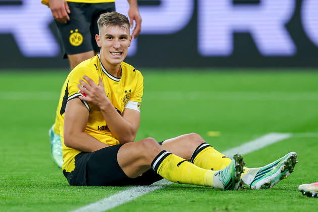 09.10.2026, Fußball, Borussia Dortmund - SV Werder Bremen, 1. Fußball Bundesliga, 05. Spieltag, Signal Iduna Park, Saison 2026 27: Nico Schlotterbeck (BVB 04) liegt mit Schmerzen auf dem Spielfeld Mimik Verletzung verletzt Schulter DFB regulations prohibit any use of photographs as image sequences and or quasi-video. Nordrhein-Westfalen Deutschland