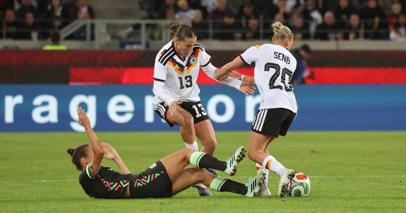 Karlsruhe , Fußball Länderspiel Frauen Deutschland vs. Australien , von links: Caitlin Foord ( AUS ) Carlotta Wamser ( GER ) Elisa Senß ( GER)