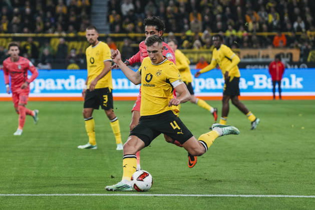 09.10.2026, xjmrgnx, Fussball 1.Bundesliga, Borussia Dortmund - SV Werder Bremen v.l. Nico Schlotterbeck (4, Dortmund) klärt den Ball vor dem heranstürmenden Eren Dinkci (18, Bremen) (DFL DFB REGULATIONS PROHIBIT ANY USE OF PHOTOGRAPHS as IMAGE SEQUENCES and or QUASI-VIDEO) Dortmund