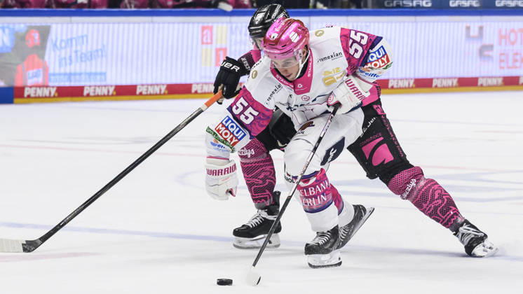 im Bild v.l.: Jean-Luc Foudy (Eisbären Berlin 55), GER, Berlin, Eishockey, DEL 1, Eisbaeren Berlin vs Grizzlys Wolfsburg, in der Uber Arena, 09.10.2026, Copyright: HMBxMedia UwexKoch