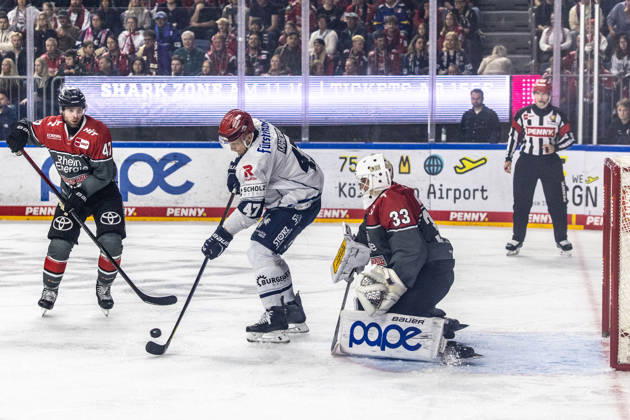 Alexander Karachun (Schwenninger Wild Wings, 47) vs Nico Wiens (Koelner Haie, 33), Veli-Matti Vittasmaki (Koelner Haie, 47) Koelner Haie vs. Schwenninger Wild Wings, Eishockey, Penny DEL, Spieltag 07, 2026 2027, 09.10.2026 Koelner Haie vs. Schwenninger Wild Wings, Eishockey, Penny DEL, Spieltag 07, 2026 2027, 09.10.2026 Koeln Copyright: xEibner-Pressefoto GerhardxWingenderx EP_GWR