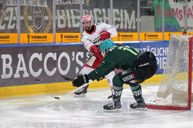 Gerret Pruden (EC Bad Nauheim, 15) am Puck im Zweikampf mit Marek Racuk (Bietigheim Steelers, 17) Bietigheim Steelers vs. EC Bad Nauheim , Eishockey, DEL 2, 07.Hauptrundenspiel, Saison 2026 2027, 09.10.2026 Bietigheim Steelers vs. EC Bad Nauheim , Eishockey, DEL 2, 07.Hauptrundenspiel, Saison 2026 2027, 09.10.2026 Bietigheim Copyright: xEibner-Pressefotox EP_TBR