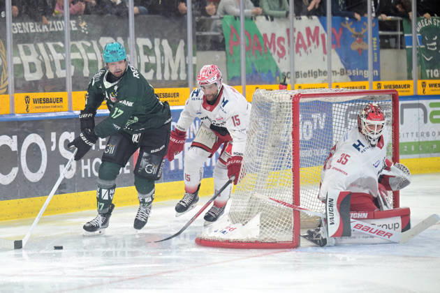 Gerret Pruden (EC Bad Nauheim, 15) am Puck im Zweikampf mit Marek Racuk (Bietigheim Steelers, 17) Bietigheim Steelers vs. EC Bad Nauheim , Eishockey, DEL 2, 07.Hauptrundenspiel, Saison 2026 2027, 09.10.2026 Bietigheim Steelers vs. EC Bad Nauheim , Eishockey, DEL 2, 07.Hauptrundenspiel, Saison 2026 2027, 09.10.2026 Bietigheim Copyright: xEibner-Pressefotox EP_TBR