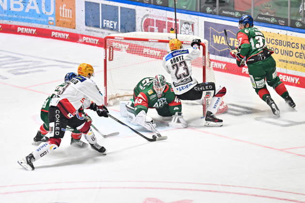 Penny DEL; Augsburger Panther - Fischtown Pinguins, 09.10.2026 AUGSBURG, GERMANY; 09. OCTOBER: im Bild Max GÖRTZ (Fischtown Pinguins 23) der im Tor von Tobias ANCICKA (Augsburger Panther 45) landet während dem Match der Penny DEL zwischen den Augsburger Panthern und den Fischtown Pinguins am 7. Spieltag im Curt Frenzel Stadion Copyright: xBEAUTIFULxSPORTS Goldbergx