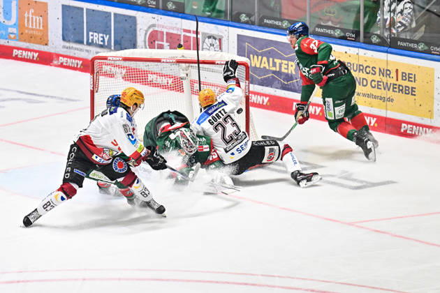 Penny DEL; Augsburger Panther - Fischtown Pinguins, 09.10.2026 AUGSBURG, GERMANY; 09. OCTOBER: im Bild Max GÖRTZ (Fischtown Pinguins 23) der im Tor von Tobias ANCICKA (Augsburger Panther 45) landet während dem Match der Penny DEL zwischen den Augsburger Panthern und den Fischtown Pinguins am 7. Spieltag im Curt Frenzel Stadion Copyright: xBEAUTIFULxSPORTS Goldbergx