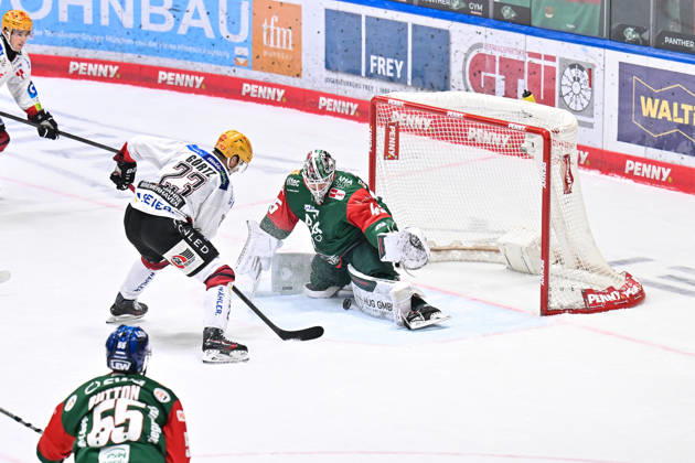 Penny DEL; Augsburger Panther - Fischtown Pinguins, 09.10.2026 AUGSBURG, GERMANY; 09. OCTOBER: Max GÖRTZ (Fischtown Pinguins 23) scheitert freistehend vor Tobias ANCICKA (Augsburger Panther 45) während dem Match der Penny DEL zwischen den Augsburger Panthern und den Fischtown Pinguins am 7. Spieltag im Curt Frenzel Stadion Copyright: xBEAUTIFULxSPORTS Goldbergx