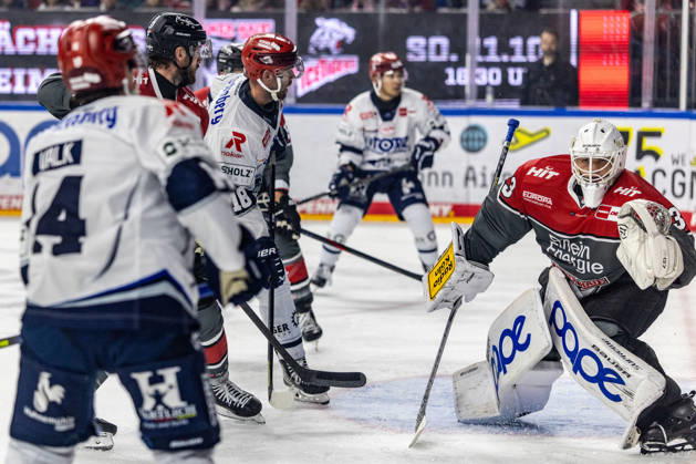 Eric Cornel (Schwenninger Wild Wings, 18) vs Nico Wiens (Koelner Haie, 33) Koelner Haie vs. Schwenninger Wild Wings, Eishockey, Penny DEL, Spieltag 07, 2026 2027, 09.10.2026 Koelner Haie vs. Schwenninger Wild Wings, Eishockey, Penny DEL, Spieltag 07, 2026 2027, 09.10.2026 Koeln Copyright: xEibner-Pressefoto GerhardxWingenderx EP_GWR