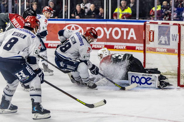 Eric Cornel (Schwenninger Wild Wings, 18) vs Nico Wiens (Koelner Haie, 33), Austin Ortega (Schwenninger Wild Wings, 08) Koelner Haie vs. Schwenninger Wild Wings, Eishockey, Penny DEL, Spieltag 07, 2026 2027, 09.10.2026 Koelner Haie vs. Schwenninger Wild Wings, Eishockey, Penny DEL, Spieltag 07, 2026 2027, 09.10.2026 Koeln Copyright: xEibner-Pressefoto GerhardxWingenderx EP_GWR