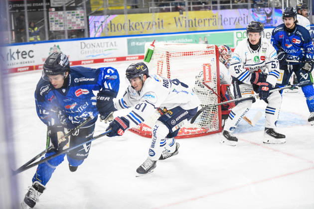 Straubing Tigers vs. Iserlohn Roosters, Eishockey, Deutsche Eishockey Liga, Penny DEL, 7.Spieltag, Saison 2026 2027, 09.10.2026 Joseph Duszak (Straubing Tigers) an der BAnde mit Mac Hollowell (Iserlohn Roosters), Eishockey Herren, Deutsche Eishockey Liga, Penny DEL, 5.Spieltag, Saison 2026 2027 am 09.10.2026 im Eisstadion am Pulverturm, Straubing Tigers (blau) gegen Iserlohn Roosters (weiss)