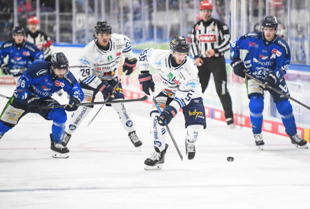 Straubing Tigers vs. Iserlohn Roosters, Eishockey, Deutsche Eishockey Liga, Penny DEL, 7.Spieltag, Saison 2026 2027, 09.10.2026 Skyler McKenzie (Straubing Tigers) im Duell mit Robin Norell (Iserlohn Roosters), Eishockey Herren, Deutsche Eishockey Liga, Penny DEL, 5.Spieltag, Saison 2026 2027 am 09.10.2026 im Eisstadion am Pulverturm, Straubing Tigers (blau) gegen Iserlohn Roosters (weiss)
