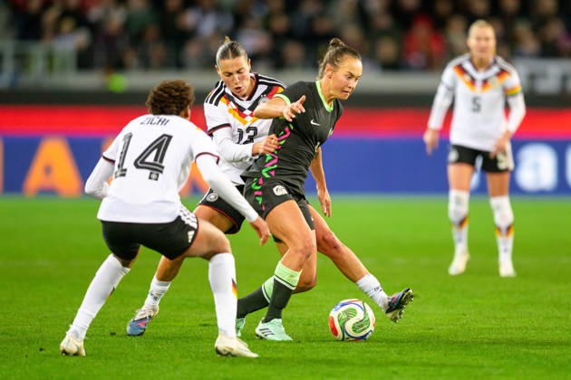 Fußball, Nationalmanschaft Freundschaftsspiel Frauen, 20261009, Deutschland - Australien. Im Bild v.l. Cora Zicai (Deutschland), Carlotta Wamser (Deutschland), Caitlin Foord (Australien) Zweikampf Ball. Karlsruhe BBBank Wildpark Baden-Württemberg Deutschland Copyright: Passion2Press MarkusxFischerx