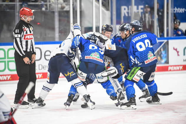 Straubing Tigers vs. Iserlohn Roosters, Eishockey, Deutsche Eishockey Liga, Penny DEL, 7.Spieltag, Saison 2026 2027, 09.10.2026 Spencer Kersten und Filip Varejcka (Straubing Tigers) mit Emil Johansson (Iserlohn Roosters), Eishockey Herren, Deutsche Eishockey Liga, Penny DEL, 5.Spieltag, Saison 2026 2027 am 09.10.2026 im Eisstadion am Pulverturm, Straubing Tigers (blau) gegen Iserlohn Roosters (weiss)